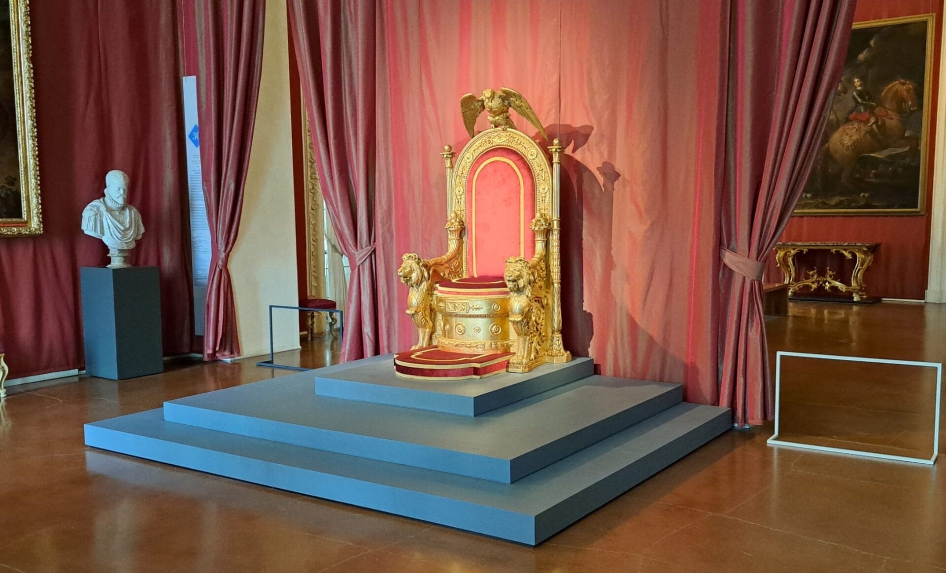 Il trono del Palazzo Reale di Napoli è sabaudo e non borbonico